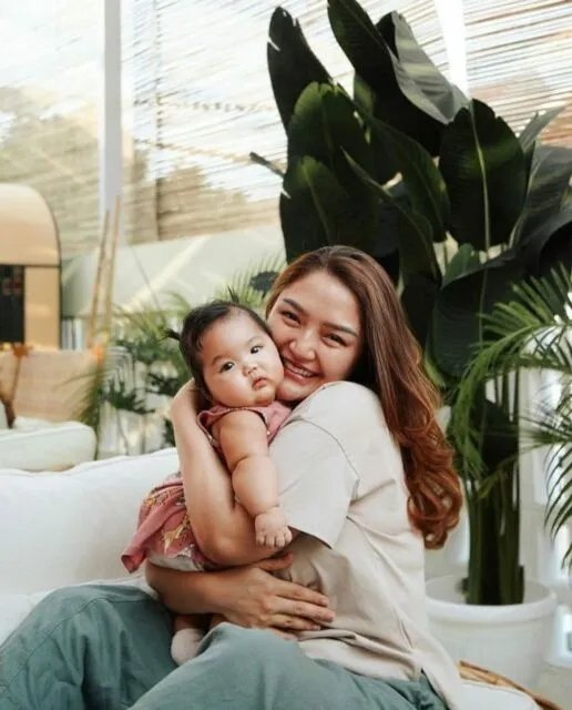 Siti Badriah Bangga Disangka Oplas, Padahal Hanya Perawatan Rutin Biasa 7 Siti Badriah olahraga gendong anak