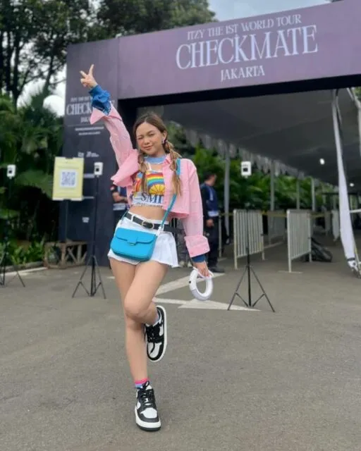 11 Mix and Match OOTD Lucu ke Konser ala Selebgram, Stylish dan Nyaman! 21 Outfit konser Acipa