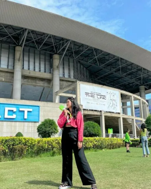 11 Mix and Match OOTD Lucu ke Konser ala Selebgram, Stylish dan Nyaman! 16 Outfit Konser Robiatul
