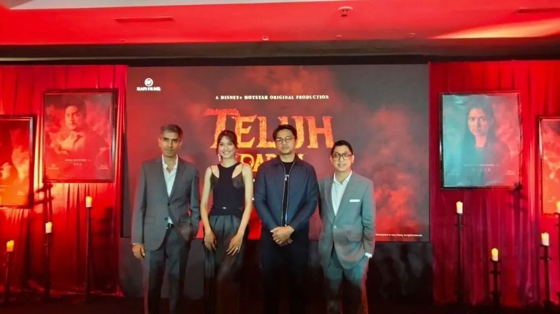 Serial Teluh Darah Segera Tayang, Begini Perasaan Para Pemain Saat Menghadiri Ajang BIFF di Korea 8 Deva dan Mikha bersama sutradara dan produser serial Teluh Darah | Foto: Hipwee/Ryandita Fadillah