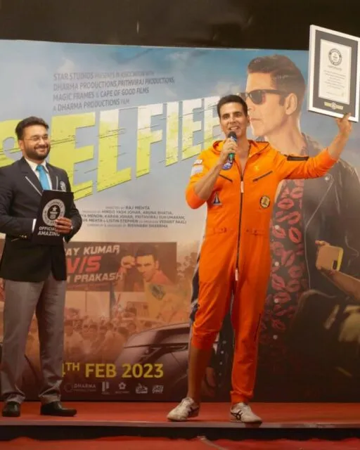 Akshay Kumar Cetak Rekor Dunia 184 Foto Selfie Terbanyak Dalam Waktu 3 Menit 2 Akhsay Kumar cetak rekor selfie saat promosi film Selfiee