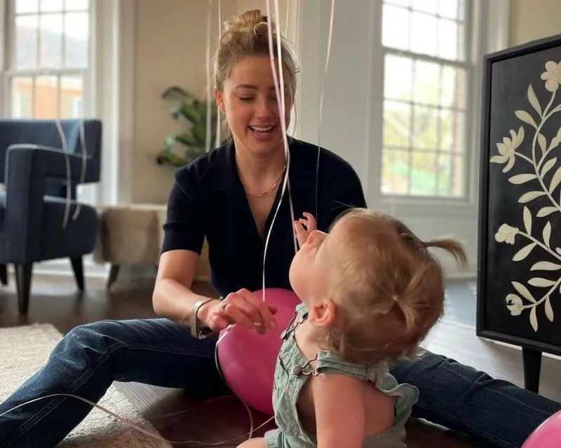 7 Artis Hollywood yang Pilih Pakai Ibu Pengganti untuk Dapat Momongan, Terbaru Priyanka Chopra 9 Amber Heard punya bayi lewat ibu pengganti