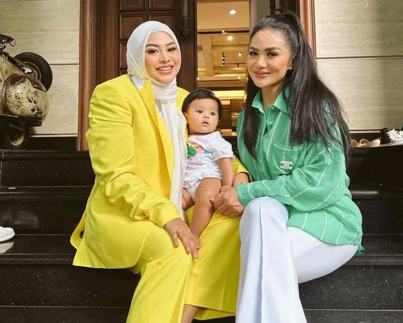 Ingin Cucu Cepat Berjalan, Krisdayanti dan Raul Lemos Lakukan Tradisi Pukul Lele 4 krisdayanti Aurel dan Ameena
