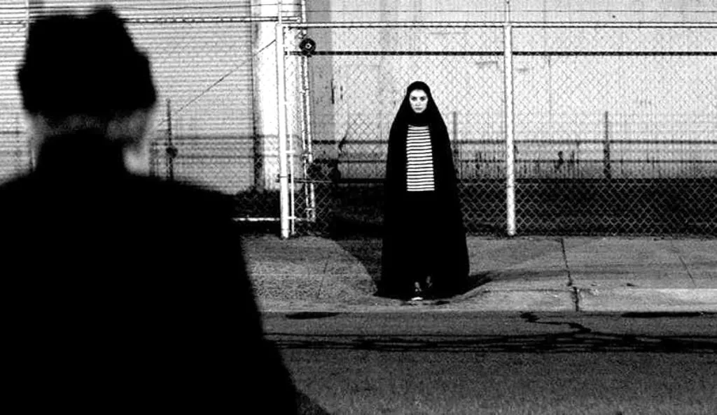 Rekomendasi Film Horor Tanpa Jumpscare, Dijamin Tetap Menakutkan! 11 A Girl Walks Home Alone at Night (2014) | Credit: IMDb