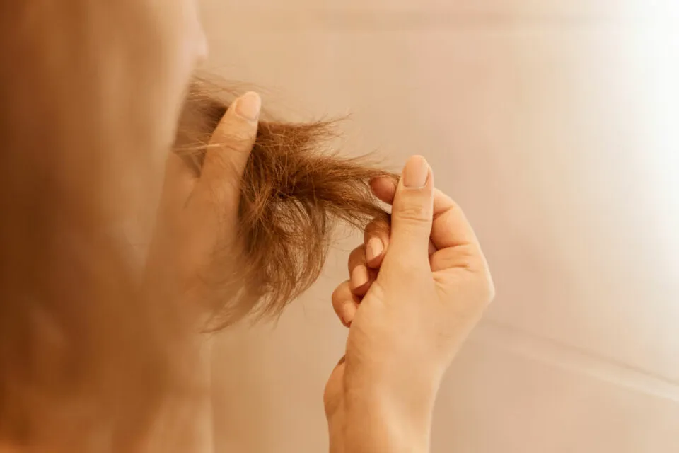 6 Dampak Buruk Terlalu Sering Mencatok Rambut. Awas Jadi Cepat Rontok! 8 Dry Hair