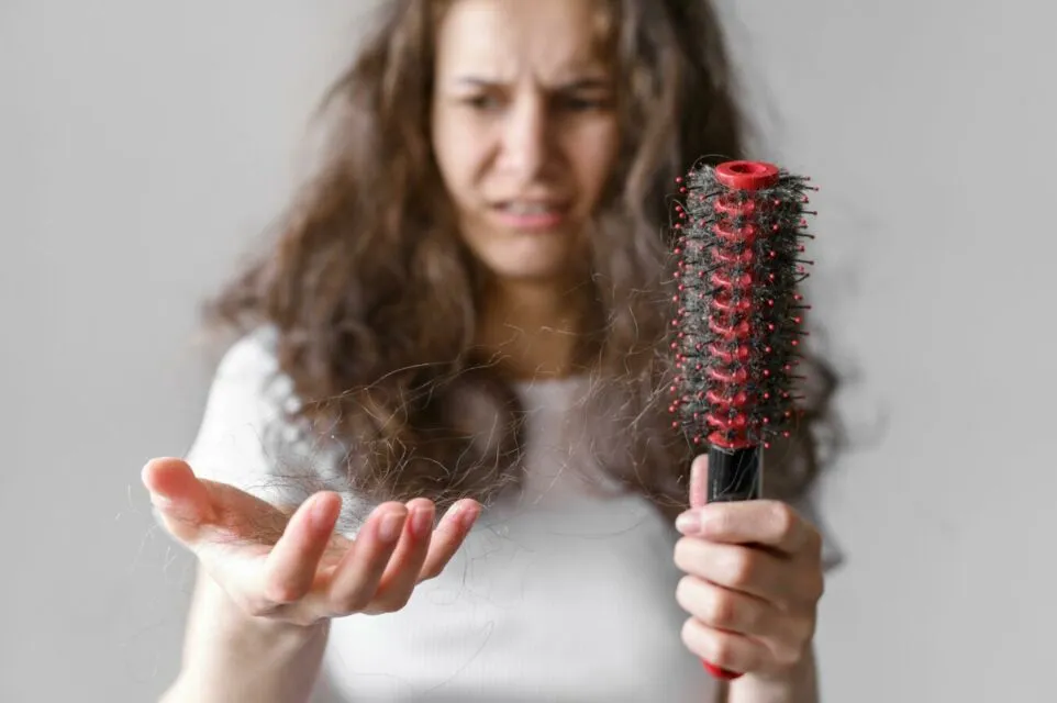 6 Dampak Buruk Terlalu Sering Mencatok Rambut. Awas Jadi Cepat Rontok! 7 Hairfall