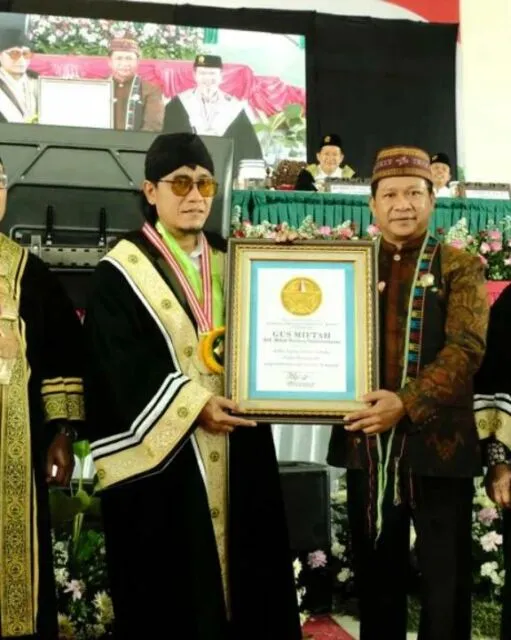 Gus Miftah Lulus Sarjana, Ungkap Alasan Kembali Lanjutkan Kuliah 2 Alasan Gus Miftah kembali melanjutkan kuliah | Credit: Instagram @bunda_gus_atqi_ning_mecca_