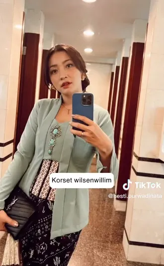 Gaya Hesti Purwadinata Pakai Kebaya 100 Ribuan ke Nikahan Kiky Saputri, Tetap Berkelas! 3 Hesti Purwadinata pakai kebaya 100 ribuan