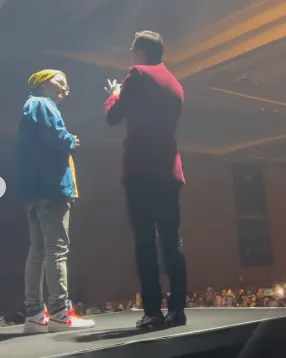 Indra Bekti Jadi MC di Konser Blue Usai Pecah Pembuluh Darah, Disambut Antusias Penonton 3 Indra Bekti