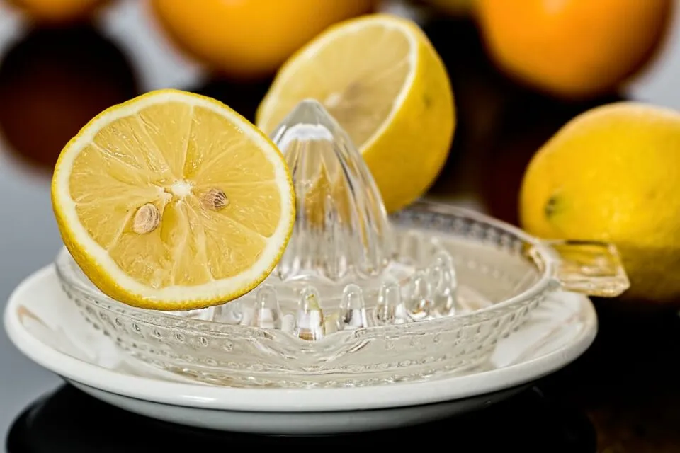 8 Tips Kuku Cepat Panjang dan Sehat secara Alami. Mudah Banget! 10 Perasan air lemon dan putih telur