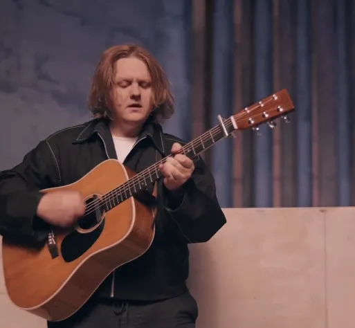 Sindrom Tourette Lewis Capaldi Kambuh di Tengah Konser, Fan Kompak Selesaikan Lagu 2 sindrom tourette