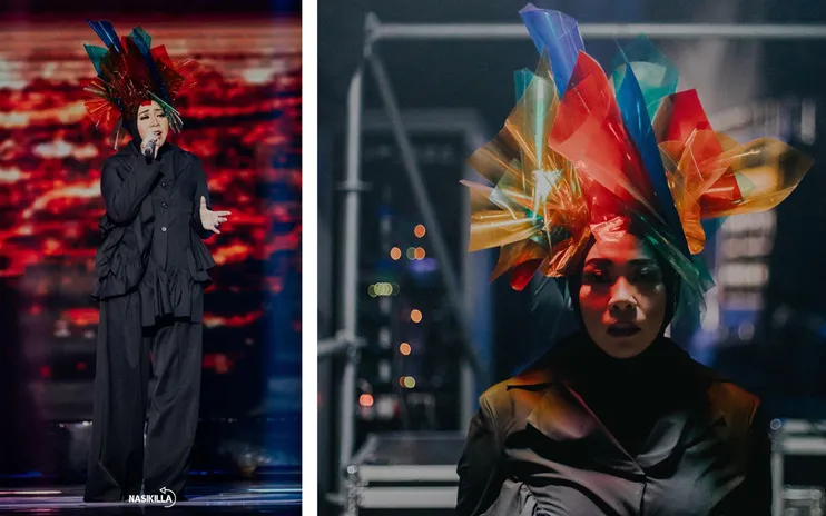 10 Gaya Nyentrik Melly Goeslaw di Panggung, Hiasan Kepalanya Variatif Banget! 13 Melly Goeslaw