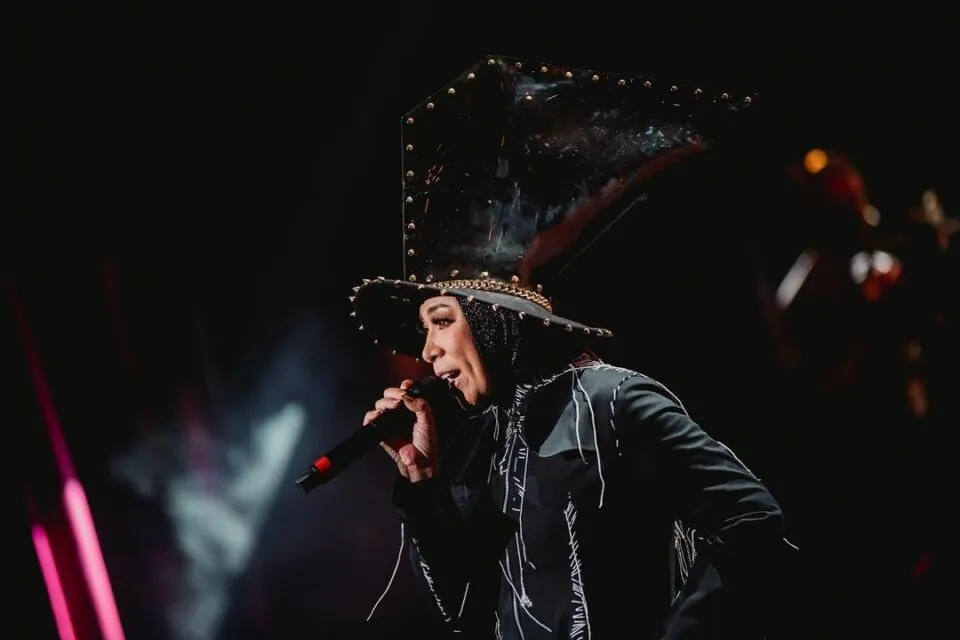 10 Gaya Nyentrik Melly Goeslaw di Panggung, Hiasan Kepalanya Variatif Banget! 20 Melly Goeslaw