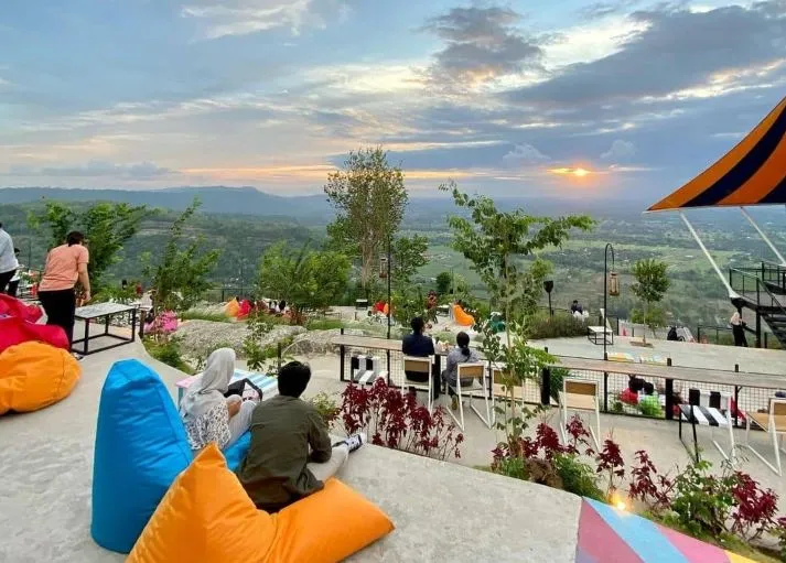 10 Rekomendasi Tempat Bukber di Jogja yang Unik dan Estetik! 16 Obelix Hills