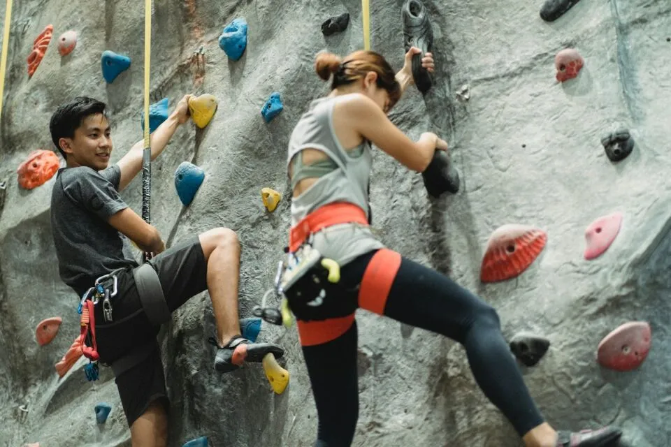 5 Alasan Kenapa Pacaran sama Berondong Bikin Perempuan Lebih Bahagia 9 Mau diajak melakukan kegiatan yang memacu adrenalin