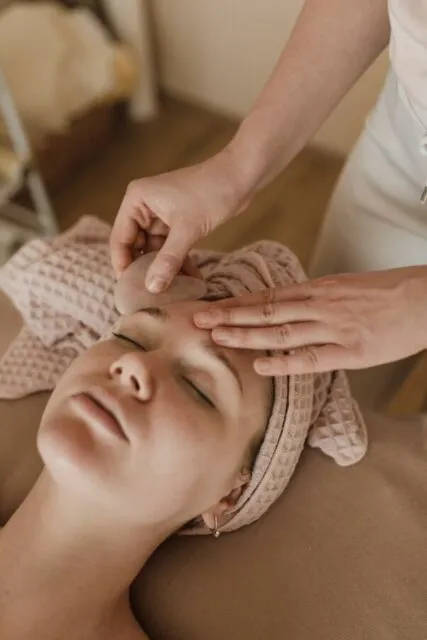 Ikuti Tren Kecantikan Gua Sha di TikTok, Perempuan ini Sadari Dirinya Idap Kanker Stadium 4 4 Tren kecantikan Gua Sha dari China