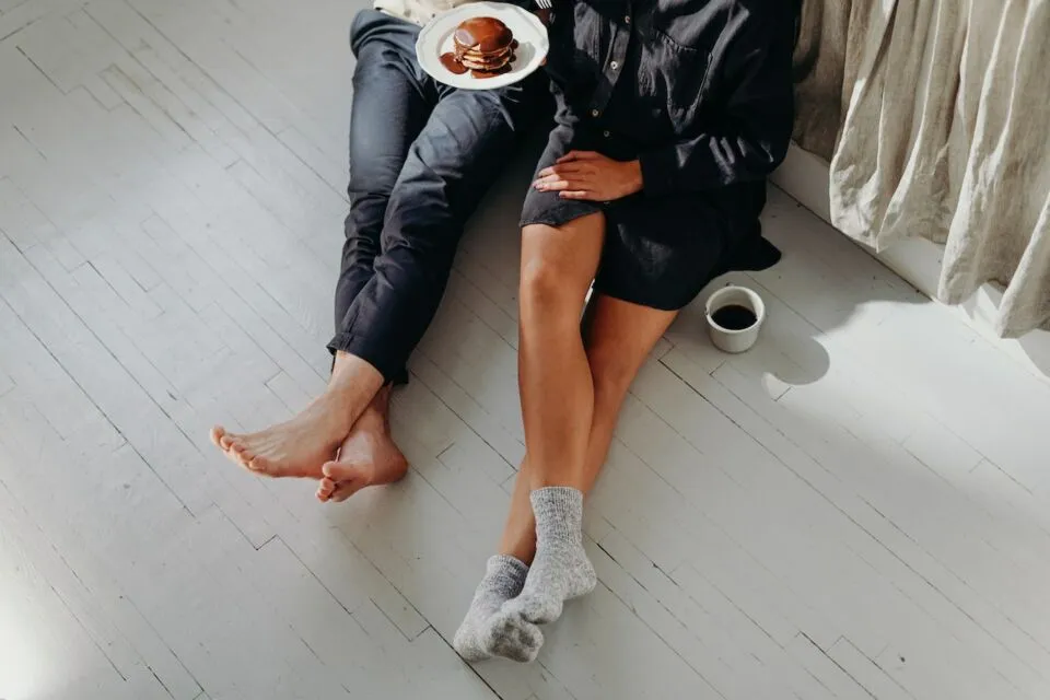 5 Hal Sederhana yang Romantis Ketika Memilih Tinggal di Kosan Setelah Menikah 9 Makan secara lesehan