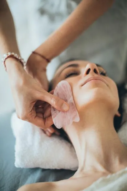 Ikuti Tren Kecantikan Gua Sha di TikTok, Perempuan ini Sadari Dirinya Idap Kanker Stadium 4 3 Tren Kecantikan Gua Sha