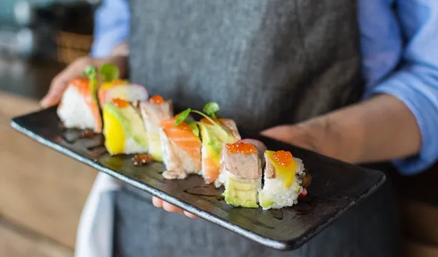 Viral Prank Sushi di Jepang yang Meresahkan, Remaja Jilati Botol Kecap dan Gelas Teh 3 Sushi