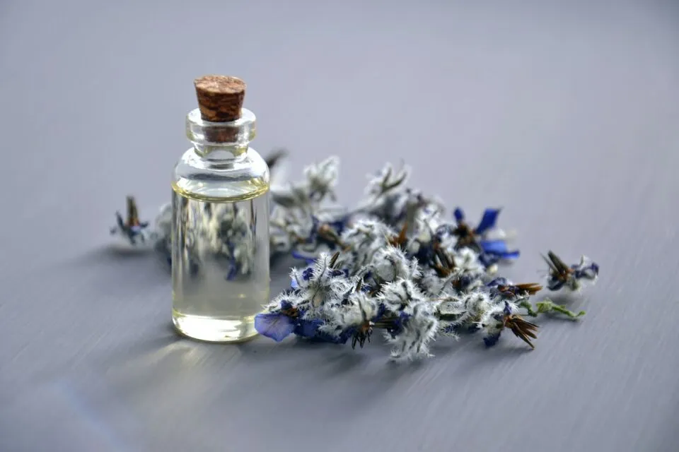 7 Cara Mengatasi Tumit Pecah-Pecah dengan Bahan yang Mudah Didapatkan di Rumah 10 Baby Oil
