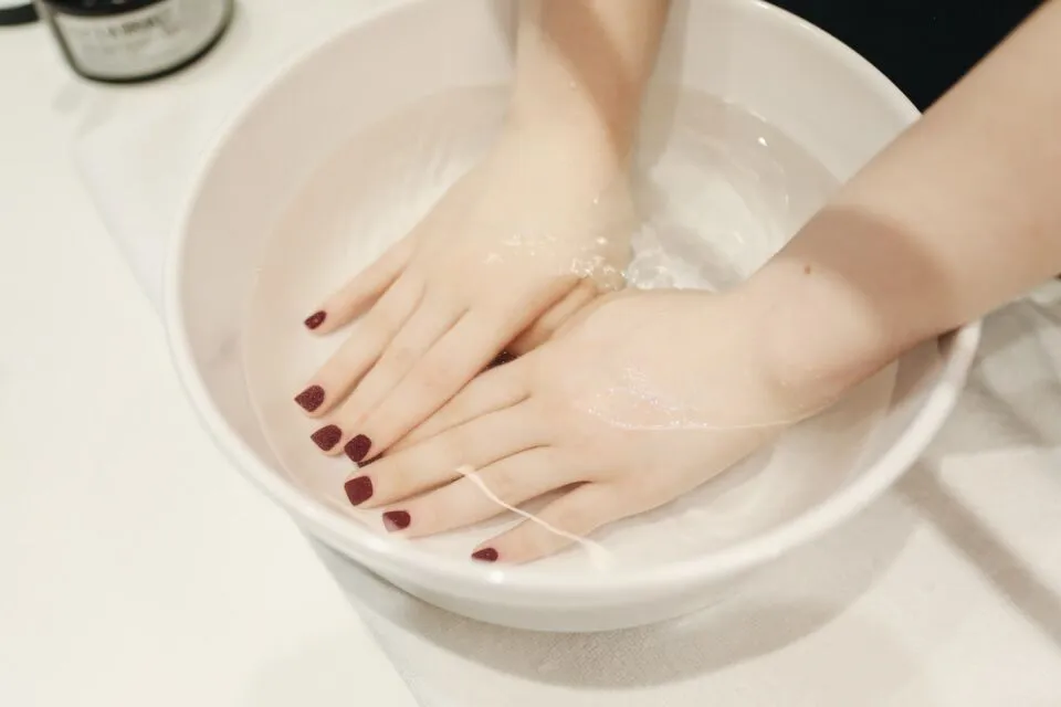 8 Tips Kuku Cepat Panjang dan Sehat secara Alami. Mudah Banget! 14 Hindari penggunaan aseton