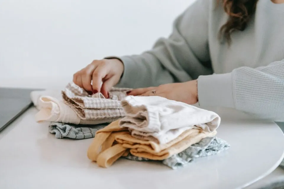 5 Hal Sederhana yang Romantis Ketika Memilih Tinggal di Kosan Setelah Menikah 7 Pakai baju bersama