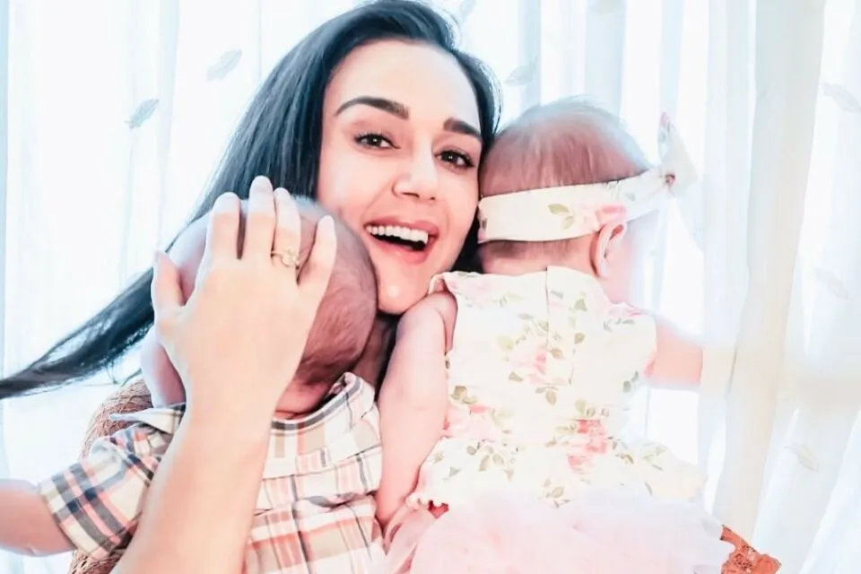 7 Artis Hollywood yang Pilih Pakai Ibu Pengganti untuk Dapat Momongan, Terbaru Priyanka Chopra 14 Preity Zinta punya anak kembar