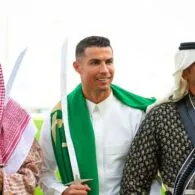 Penampilan Ronaldo Pakai Gamis dan Bawa Pedang Curi Perhatian, Warganet: Syekh CR7