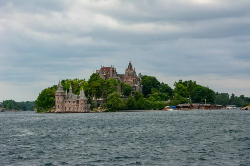 8 Bangunan Ikonik Dunia Bukti Kekuatan Cinta itu Nyata. Ada di Indonesia Juga Loh 9 Boldt Castle di Alexandria Bay, Amerika