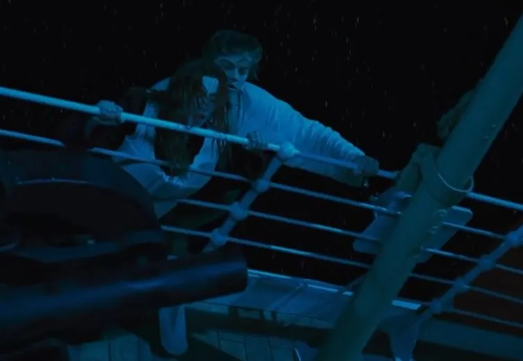 7 Adegan Ikonik dari Film Titanic, Segera Tayang Versi Remastered 4K 12 Kapal Titanis menabrak bongkahan es