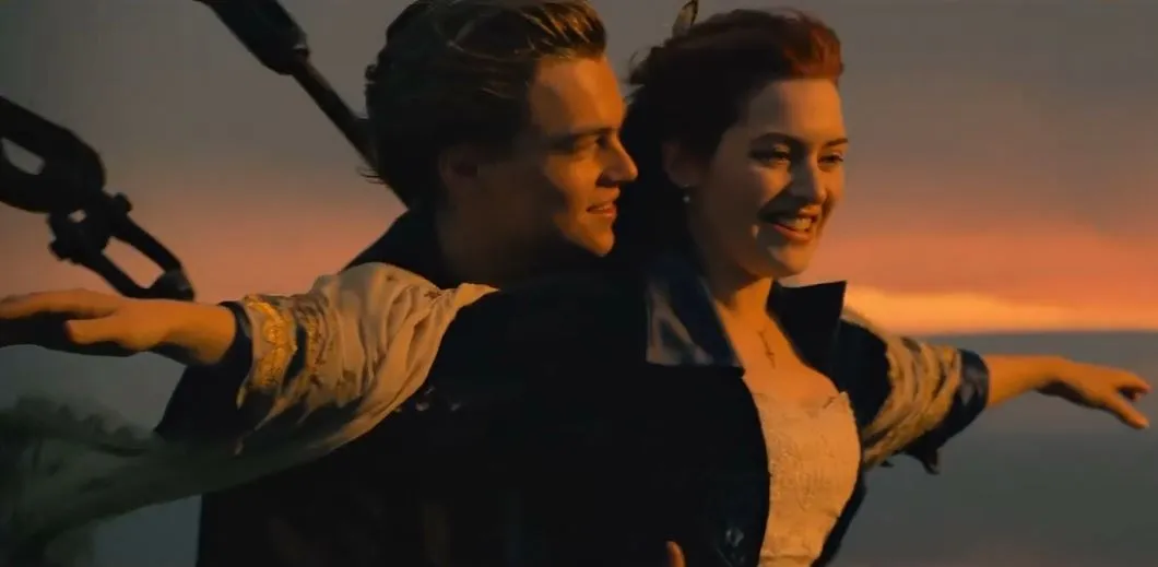 7 Adegan Ikonik dari Film Titanic, Segera Tayang Versi Remastered 4K 10 Jack memeluk Rose di muka kapal
