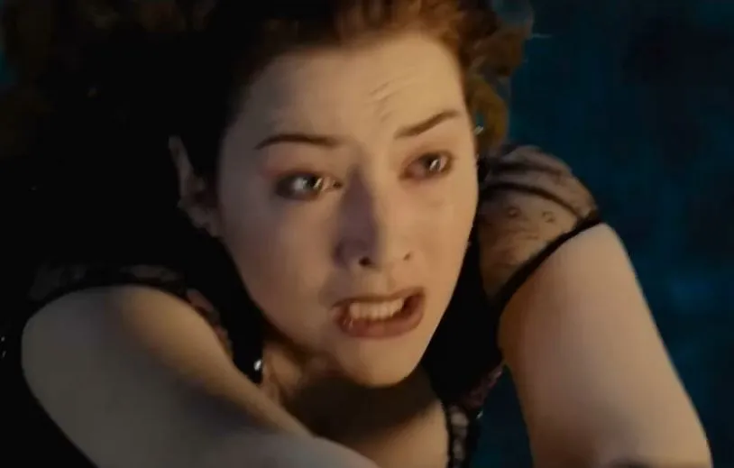 7 Adegan Ikonik dari Film Titanic, Segera Tayang Versi Remastered 4K 8 Jack menghalangi Rose bunuh diri