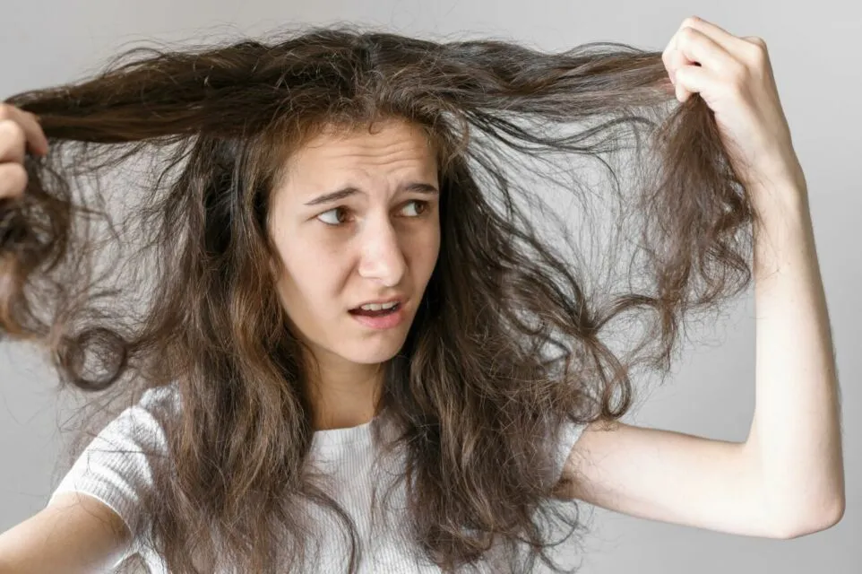 6 Dampak Buruk Terlalu Sering Mencatok Rambut. Awas Jadi Cepat Rontok! 10 Tangled hair