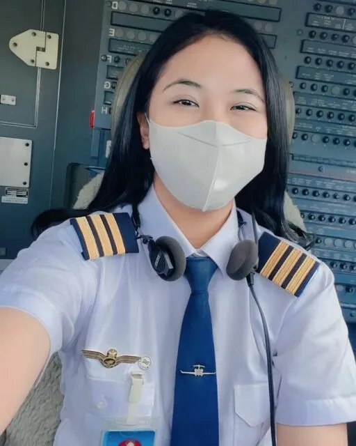 Intip 5 Profil Profesi Wanita Tangguh yang Biasanya Dilakoni oleh Para Pria. Bikin Takjub~ 7 Tania Widjaya, pilot cantik berpangkat profesional
