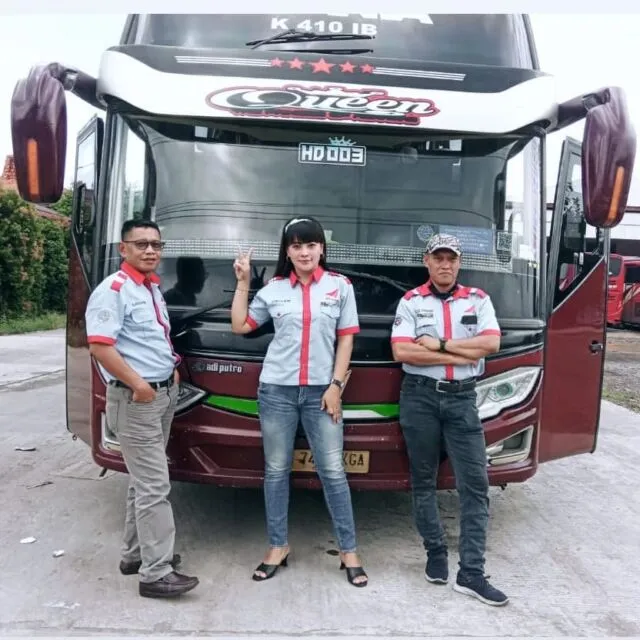 Intip 5 Profil Profesi Wanita Tangguh yang Biasanya Dilakoni oleh Para Pria. Bikin Takjub~ 9 Lina Supriyanti, sopir bus AKAP yang pandai selap-selip di jalanan