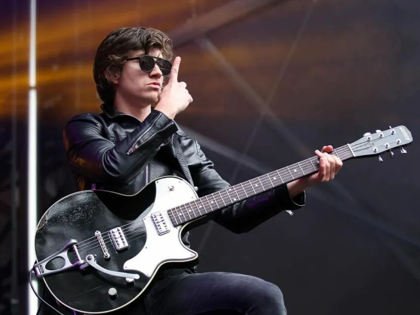Fans Arctic Monkeys Asal Indonesia Ketemu Alex Turner di Bandara, Warganet: Hoki Seumur Hidup! 2 Alex Turner