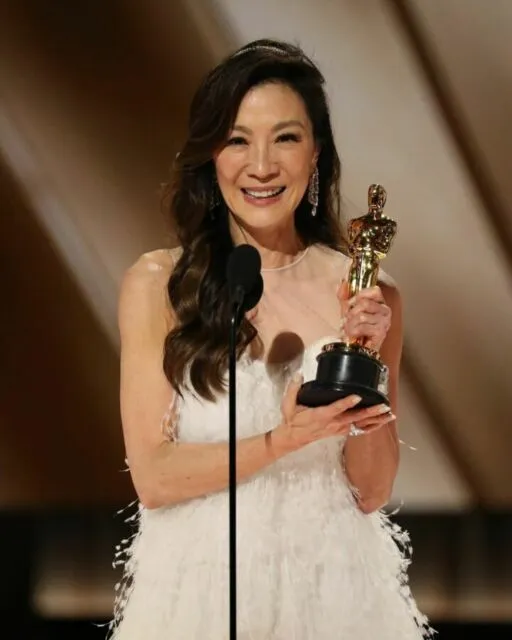 Michelle Yeoh Jadi Aktris Terbaik di Oscar Persembahkan Kemenangannya Untuk Sang Ibu 6 Pidato kemenangan Michelle Yeoh dalam Piala Oscar 2023