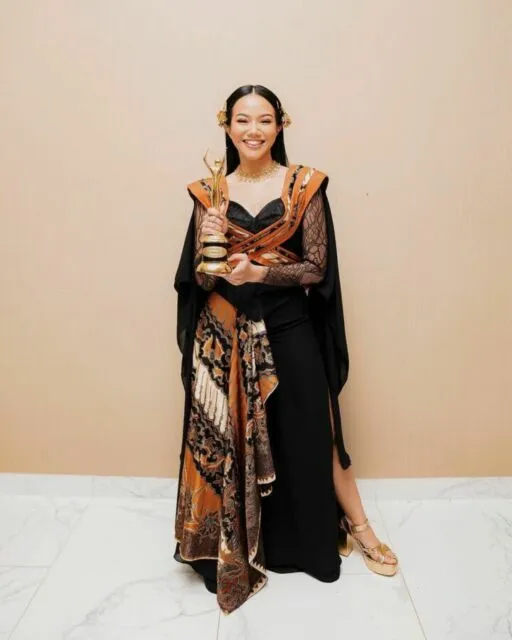 10 Inpirasi Kebaya Unik Yura Yunita. Mau Style Anggun atau Sporty, Bisa! 20 Kebaya Yura Yunita