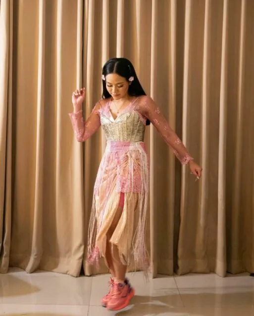 10 Inpirasi Kebaya Unik Yura Yunita. Mau Style Anggun atau Sporty, Bisa! 19 Kebaya Yura Yunita