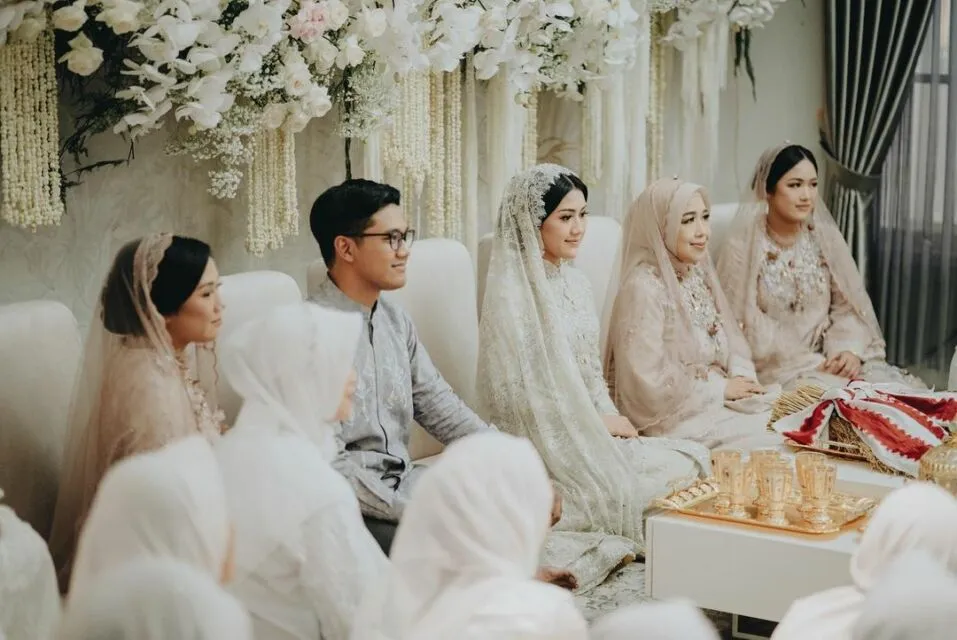 6 Inspirasi Dekorasi Pengajian Jelang Pernikahan ala Selebritas. Elegan Banget! 8 Erina Gudono