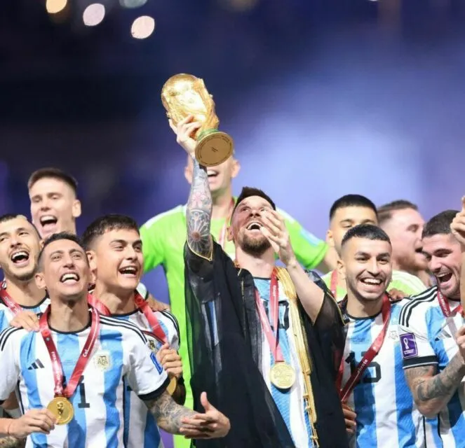 Lionel Messi Bagi-bagi iPhone Emas 24 Karat ke Skuad Argentina Usai Juara Piala Dunia 2022 2 FIFA WORLD CUP 2022