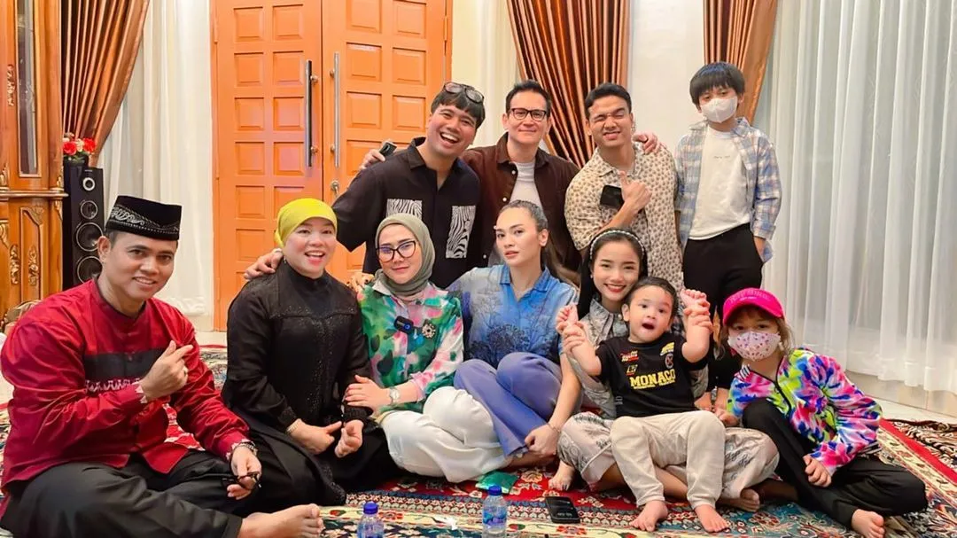 Wujudkan Impian Masa Kecil, Fuji Beli Rumah Mewah. Tunai dari Hasil Kerja Keras Sendiri 4 Syukuran Rumah Baru Fuji