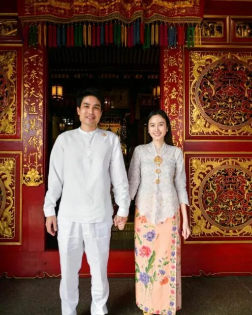 Detail Busana Pernikahan Nong Poy, Anggun dengan Tema Klasik Hingga Modern 9 Upacara peghormatan kepada leluhur di pernikahan Nong Poy