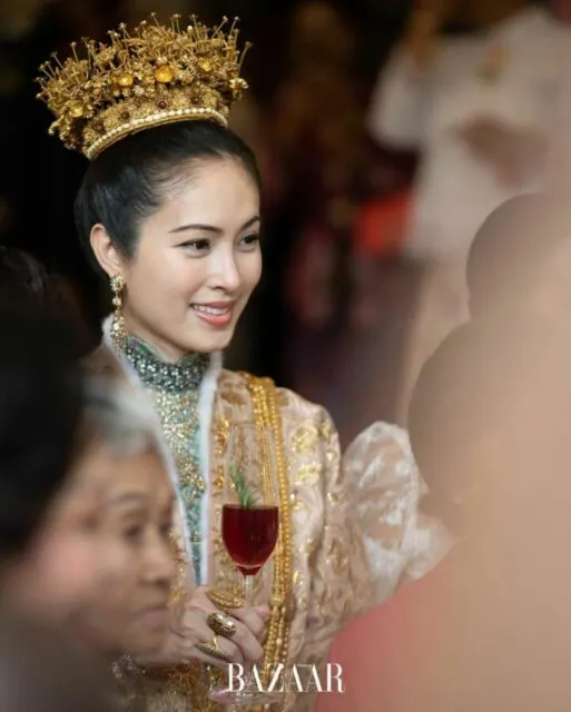 Detail Busana Pernikahan Nong Poy, Anggun dengan Tema Klasik Hingga Modern 11 Mahkota Pernikahan Nong Poy