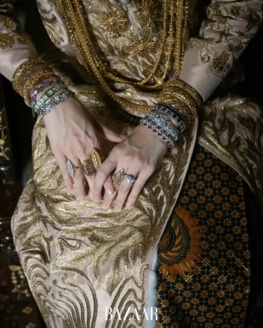 Detail Busana Pernikahan Nong Poy, Anggun dengan Tema Klasik Hingga Modern 12 Batik tuntrum garuda pada Baba Yaya