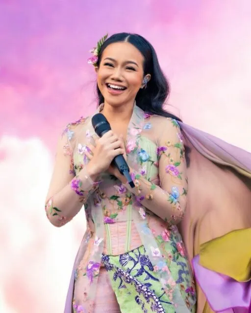 10 Inpirasi Kebaya Unik Yura Yunita. Mau Style Anggun atau Sporty, Bisa! 14 Kebaya Yura Yunita