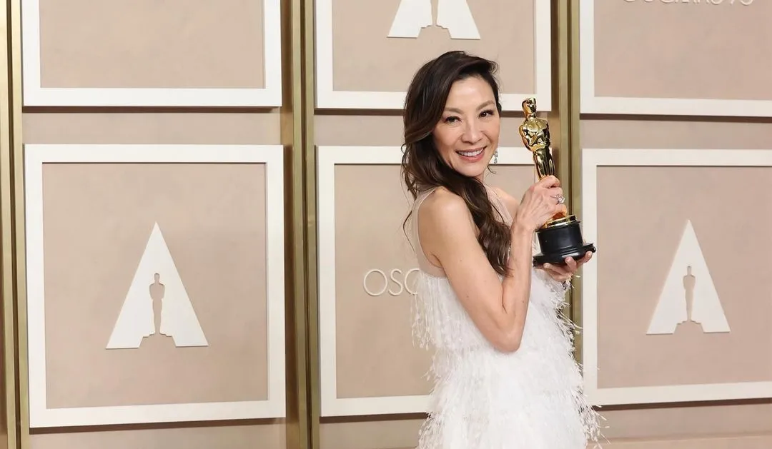 Michelle Yeoh Jadi Aktris Terbaik di Oscar Persembahkan Kemenangannya Untuk Sang Ibu 5 Michelle Yeoh