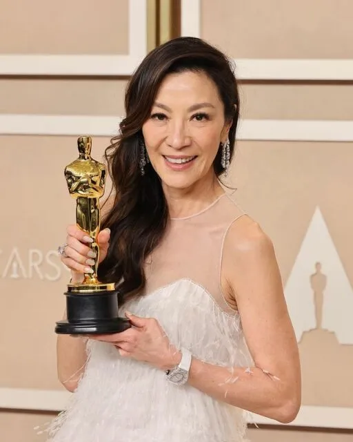 Michelle Yeoh Jadi Aktris Terbaik di Oscar Persembahkan Kemenangannya Untuk Sang Ibu 7 Michelle Yeoh dedikasikan kemenangan untuk sang ibu