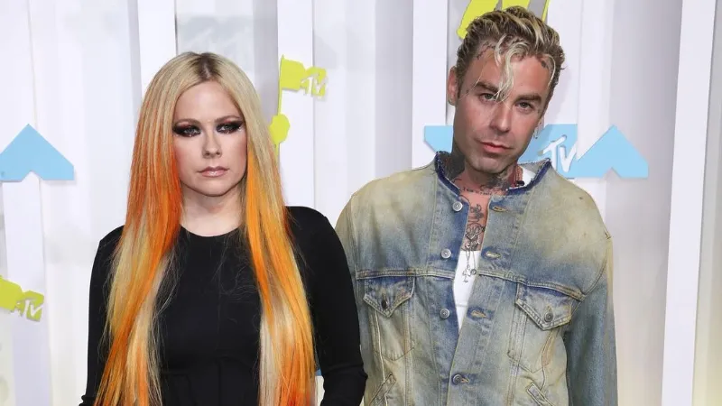 Diduga Resmi Pacaran, Avril Lavigne dan Tyga Jadi Sorotan Usai Mesra di Depan Publik 2 Avril dan Mod Sun