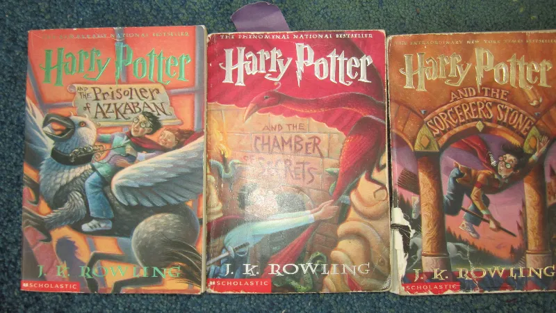 8 Novel Bahasa Inggris untuk Pemula, Bahasanya Ringan dan Bisa Memperkaya Kosakata 15 Harry Potter and the Sorcerer's Stone - J.K. Rowling